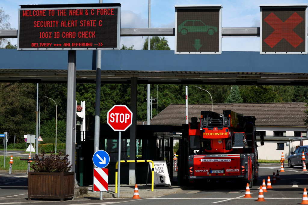 Hasičské auto stojí pri hlavnej bráne po tom, čo letecká základňa NATO v nemeckom meste Geilenkirchen zvýšila svoju bezpečnostnú úroveň. FOTO: Reuters