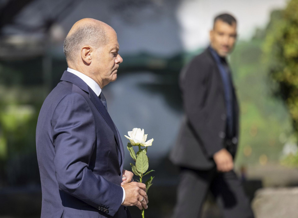 Nemecký kancelár Olaf Scholz kladie bielu ružu neďaleko miesta útoku nožom v nemeckom Solingene. FOTO: TASR/AP