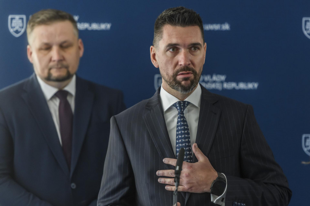 Na snímke zľava riaditeľ Pôdohospodárskej platobnej agentúry (PPA) Marek Čepko a minister pôdohospodárstva a rozvoja vidieka Richard Takáč (Smer). FOTO: TASR/Jaroslav Novák