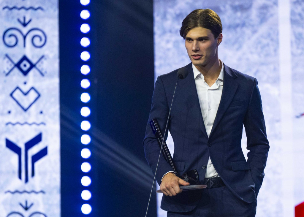 Juraj Slafkovský, ktorý sa stal slovenským hokejistom roka 2024, pózuje s trofejou počas galavečera na Bratislavskom hrade. FOTO: TASR/Jakub Kotian