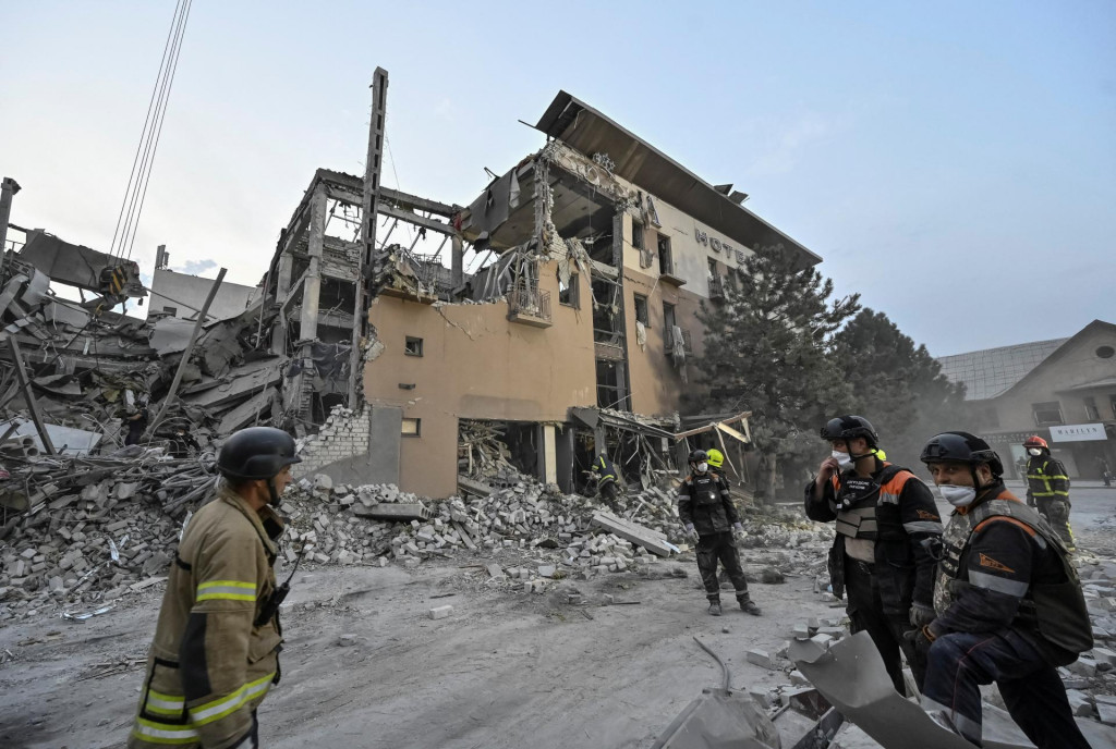 Rusko v odpovedi na ukrajinský vpád do Kurskej oblasti stupňuje útoky na Ukrajinu. V pondelok sa terčom raketového úderu stalo aj mesto Kryvyj Rih. FOTO: REUTERS