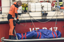 Talianski potápači vynášajú telo jednej z obetí potopenej plachetnice Bayesan v prístave v meste Porticello neďaleko Palerma na talianskom ostrove Sicília. FOTO: TASR/AP