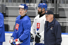 Sprava tréner Craig Ramsay, hráči Tomáš Tatar a Adam Sýkora počas tréningu slovenskej hokejovej reprezentácie pred začiatkom kvalifikácie na zimné olympijské hry v Taliansku. FOTO: TASR/Pavel Neubauer