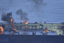 Horiaci ropný tanker Sounion po útoku húsíov v Červenom mori. FOTO: TASR/AP