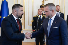 Prezident Peter Pellegrini, ktorý vymenoval Pavla Gašpara za riaditeľa Slovenskej informačnej služby v Prezidentskom paláci v Bratislave. FOTO: TASR/Pavel Neubauer