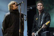 Na kombosnímke Liam Gallagher (vľavo) a jeho brat Noel Gallagher. FOTO: TASR/AP