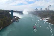 Z Dúhového mosta, ktorý spája USA s Kanadou, máte celé Niagarské vodopády ako na dlani. FOTO: HN/Pavel Novotný