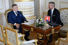 Prezident Peter Pellegrini (vpravo) a premiér Robert Fico (Smer-SD) diskutujú počas stretnutia v Prezidentskom paláci v Bratislave. FOTO: TASR/Pavel Neubauer