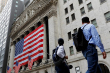 People walk by the New York Stock Exchange (NYSE) in Manhattan, New York City, U.S., August 9, 2021. REUTERS/Andrew Kelly FOTO: Andrew Kelly