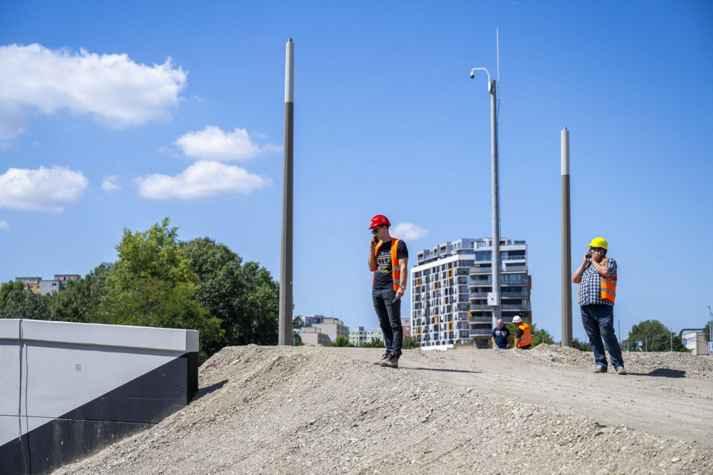 Na snímke stavebné práce na električkovej trati v bratislavskej mestskej časti Petržalka. FOTO: TASR/Jakub Kotian