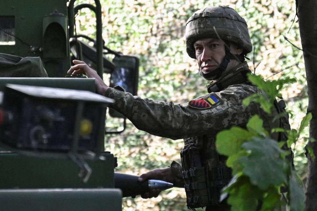 Ukrajinský vojak drží náboj na samohybnú húfnicu Caesar pred streľbou na ruské jednotky pred mestom Pokrovsk. FOTO: Reuters