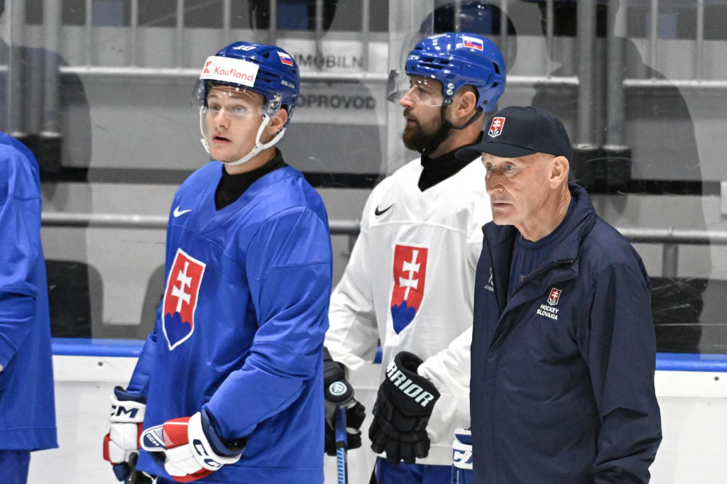 Sprava tréner Craig Ramsay, hráči Tomáš Tatar a Adam Sýkora počas tréningu slovenskej hokejovej reprezentácie pred začiatkom kvalifikácie na zimné olympijské hry v Taliansku. FOTO: TASR/Pavel Neubauer