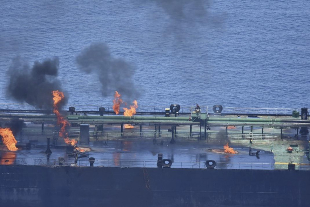 Horiaci ropný tanker Sounion po útoku húsíov v Červenom mori. FOTO: TASR/AP