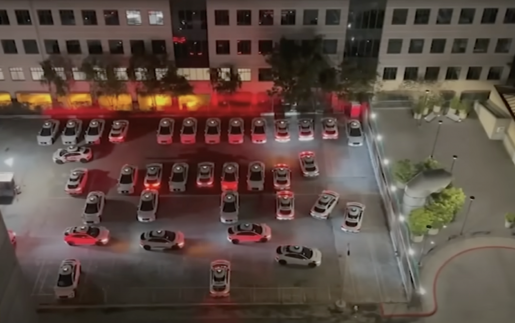 Auton&oacute;mne tax&iacute;ky spoločnosti Waymo tr&uacute;bia a bl&uacute;dia na parkovisku.