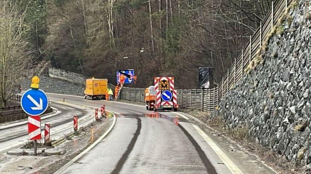 Prerušenie premávky pri Strečne. FOTO: Facebook/Polícia SR