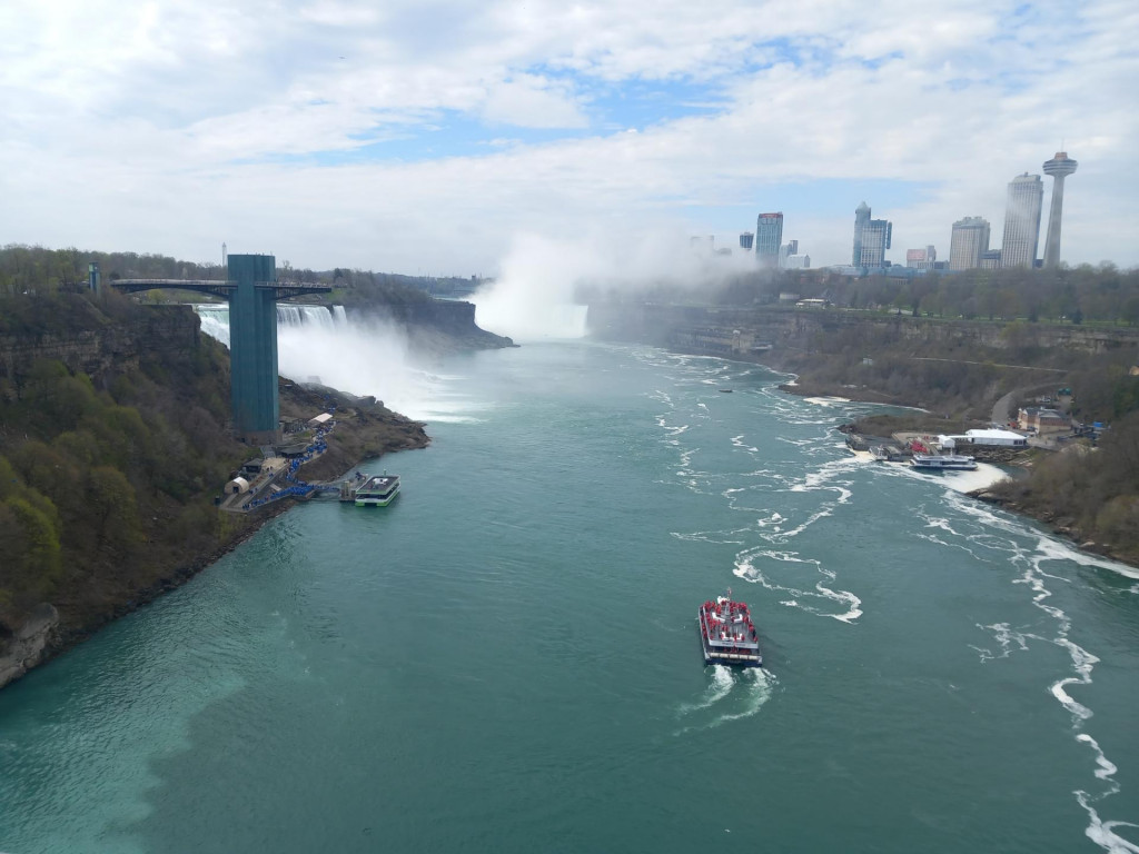 Z Dúhového mosta, ktorý spája USA s Kanadou, máte celé Niagarské vodopády ako na dlani. FOTO: HN/Pavel Novotný