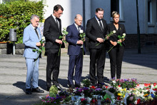 Premiér spolkovej krajiny Severné Porýnie-Vestfálsko Hendrik Wuest, starosta Solingenu Tim Kurzbach a nemecký kancelár Olaf Scholz vzdávajú úctu na mieste, kde pri útoku nožom na festivale v nemeckom Solingene zahynuli traja ľudia. FOTO: Reuters