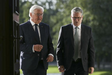 Nemecký prezident Frank-Walter Steinmeier (vľavo) víta britského premiéra Keira Starmera pred vstupom do paláca Bellevue. FOTO: TASR/AP