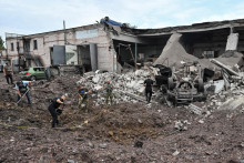 Policajní experti pracujú na mieste ruského raketového útoku v Kryvyjom Rihu. FOTO: Reuters