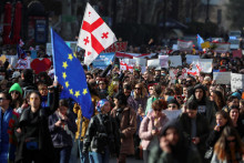 Demonštranti v Tbilisi počas protestu proti zákonu o „zahraničných agentoch“. FOTO: Reuters