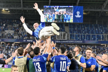 Tréner Slovana Vladimír Weiss starší nad hlavami hráčov po víťazstve 3:2 v odvetnom stretnutí play-off Ligy majstrov ŠK Slovan Bratislava - FC Midtjylland v Bratislave. FOTO: TASR/Pavel Neubauer