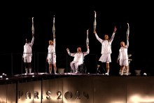 Charles-Antoine Kouakou, Nantenin Keita, Fabien Lamirault, Alexis Hanquinquant a Elodie Lorandi po zapálení olympijského ohňa. FOTO: Reuters