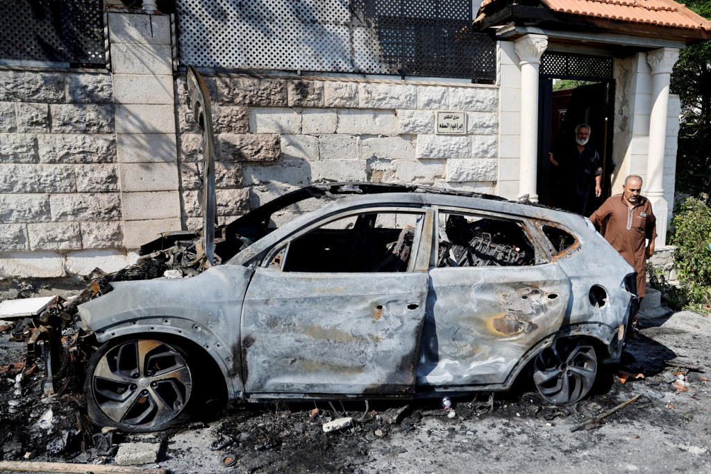 Auto, ktoré zapálili izraelskí osadníci. FOTO: Reuters