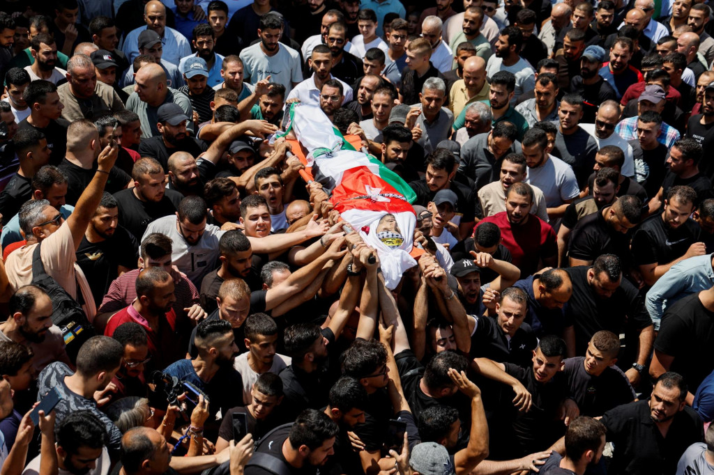 Palestínčania nesú rakvu muža, ktorého zabil útok izraelských osadníkov. FOTO: Reuters