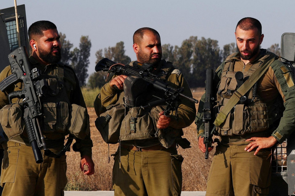 Izraelskí vojaci stoja pri hraniciach medzi Izraelom a Gazou. FOTO: Reuters