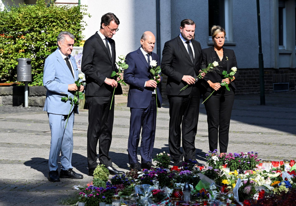 Premiér spolkovej krajiny Severné Porýnie-Vestfálsko Hendrik Wuest, starosta Solingenu Tim Kurzbach a nemecký kancelár Olaf Scholz vzdávajú úctu na mieste, kde pri útoku nožom na festivale v nemeckom Solingene zahynuli traja ľudia. FOTO: Reuters