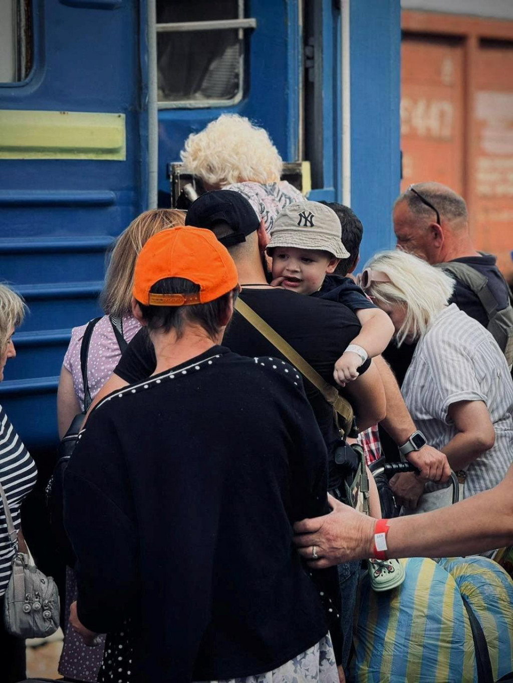 Ľudia nastupujú do evakuačného vlaku v Pokrovsku. FOTO: Reuters