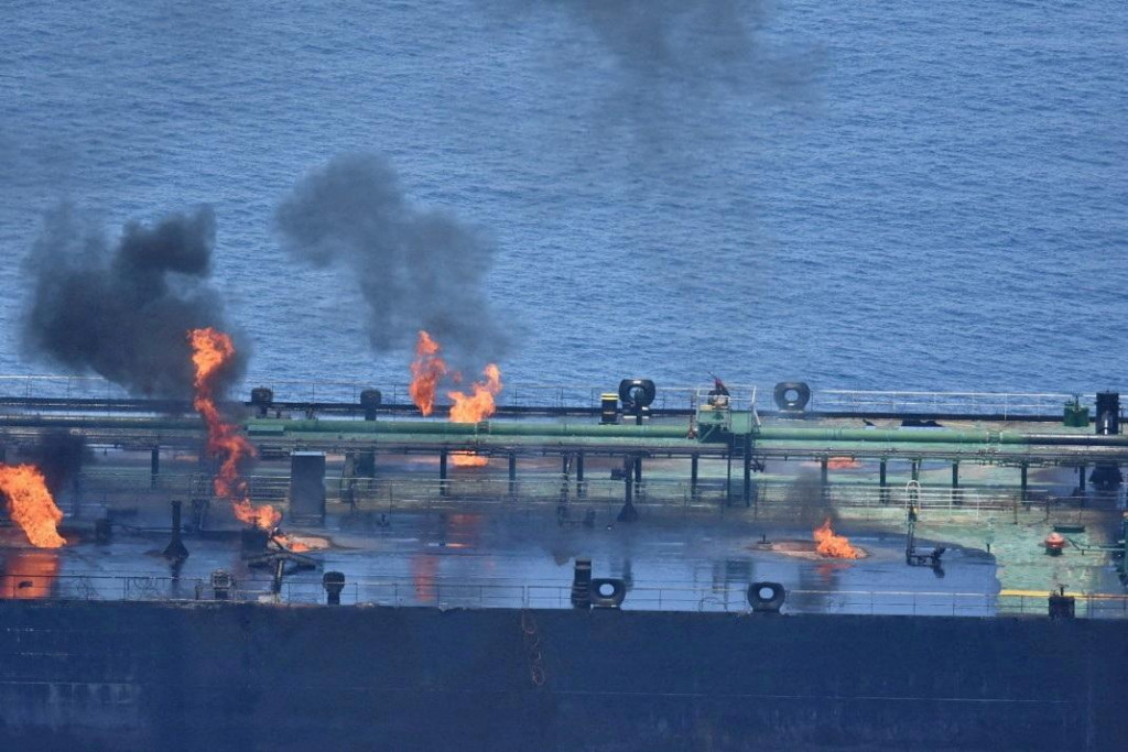 Z ropného tankera Sounion, ktorý sa plavil pod gréckou vlajkou, stúpajú plamene a dym. FOTO: Reuters