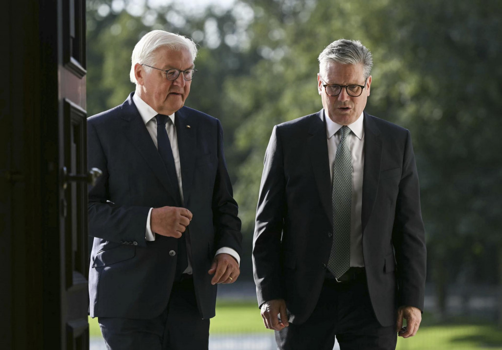 Nemecký prezident Frank-Walter Steinmeier (vľavo) víta britského premiéra Keira Starmera pred vstupom do paláca Bellevue. FOTO: TASR/AP