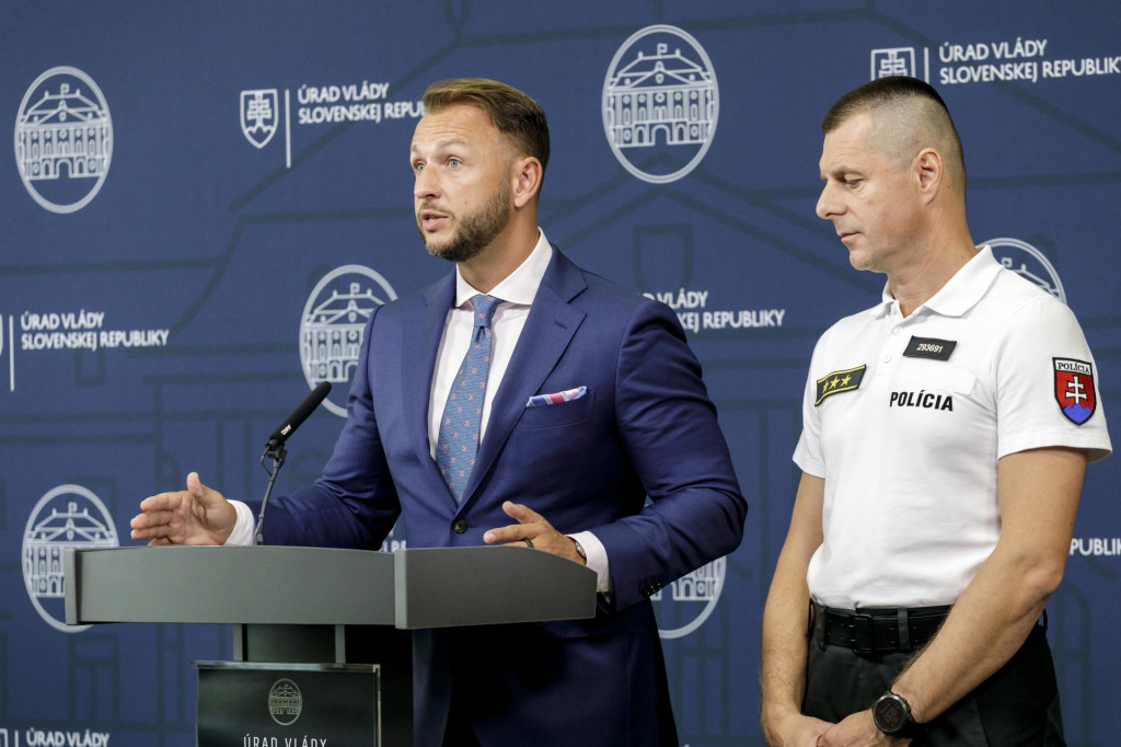 Zľava minister vnútra Matúš Šutaj Eštok (Hlas-SD) a viceprezident Policajného zboru pre vnútorný poriadok a bezpečnosť Rastislav Polakovič. FOTO: TASR/Dano Veselský