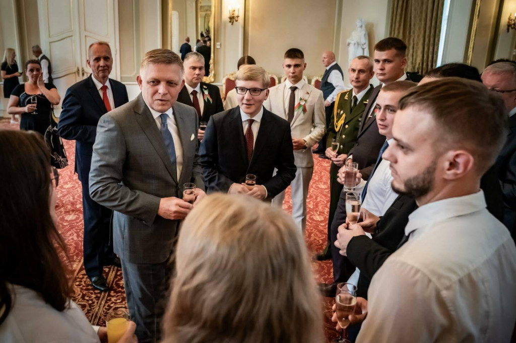 Premiér Robert Fico s s potomkami priamych účastníkov SNP z Ruska a Bieloruska. FOTO: FB/Robert Fico