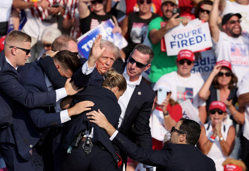 Donald Trump po atentáte. FOTO: Reuters