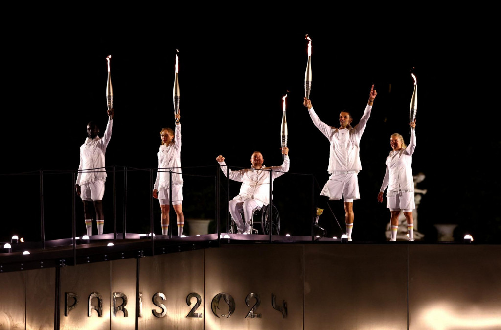 Charles-Antoine Kouakou, Nantenin Keita, Fabien Lamirault, Alexis Hanquinquant a Elodie Lorandi po zapálení olympijského ohňa. FOTO: Reuters