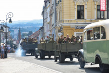 Členovia klubov vojenskej histórie a kolóna historických vozidiel v uliciach Banskej Bystrice. FOTO: TASR/Lukáš Mužla