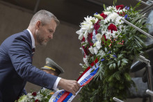 Prezident SR Peter Pellegrini kladie veniec počas centrálnych osláv 80. výročia Slovenského národného povstania (SNP) v Banskej Bystrici. FOTO: TASR/Martin Baumann