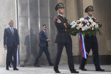 Prezident Peter Pellegrini kladie veniec počas centrálnych osláv 80. výročia Slovenského národného povstania v Banskej Bystrici. FOTO: TASR/Martin Baumann