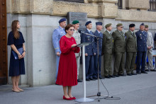 Slovenská veľvyslankyňa v ČR Ingrid Brocková počas otvorenia výstavy s názvom 80. výročie Slovenského národného povstania a Karpatsko-duklianskej operácie, pred sídlom Generálneho štábu Armády ČR. FOTO: TASR/Barbora Vizváryová