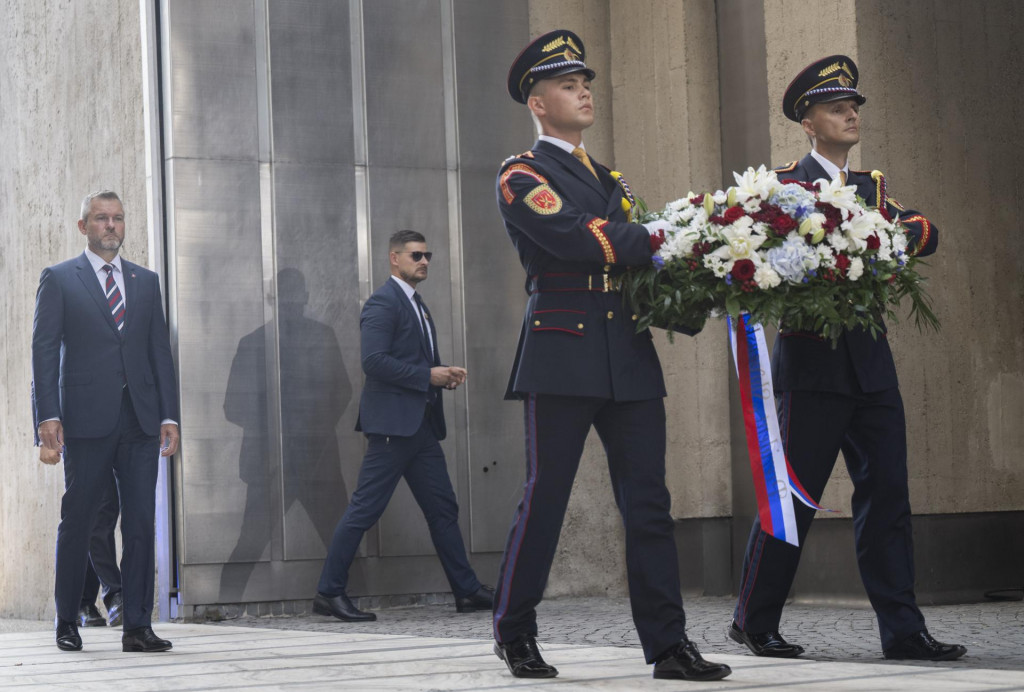 Prezident Peter Pellegrini kladie veniec počas centr&aacute;lnych osl&aacute;v 80. v&yacute;ročia Slovensk&eacute;ho n&aacute;rodn&eacute;ho povstania v Banskej Bystrici. FOTO: TASR/Martin Baumann