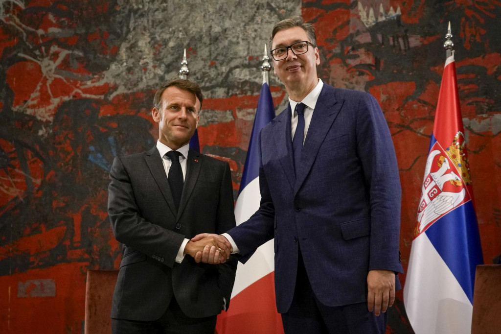 Francúzsky prezident Emmanuel Macron a srbský prezident Aleksandar Vučič si poávajú ruky v Belehrade. FOTO: TASR/AP