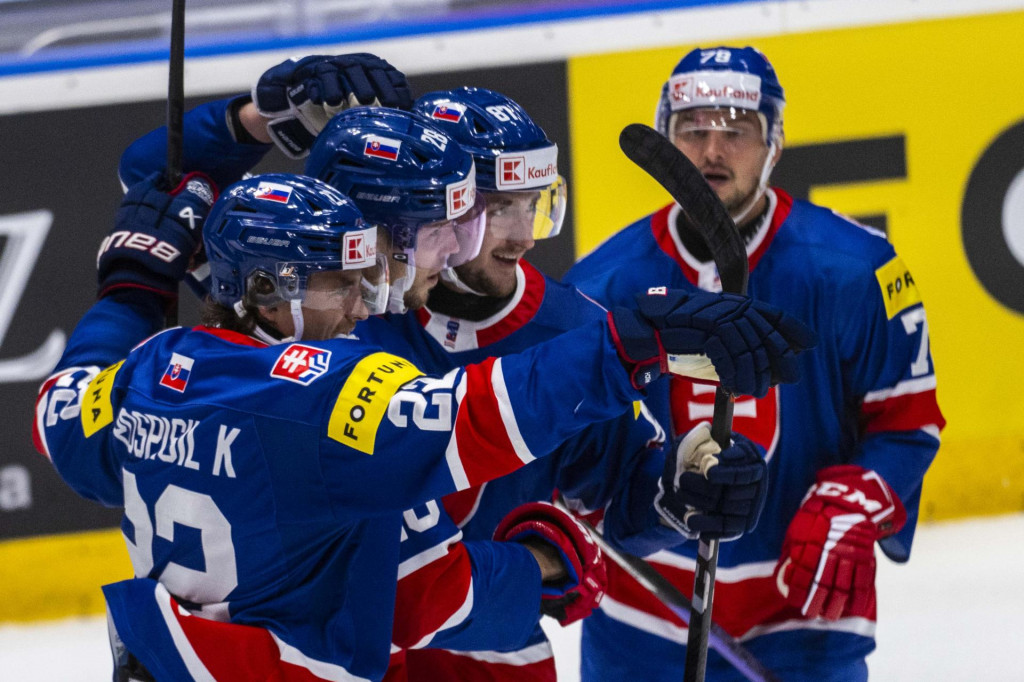 Slovenskí hokejisti oslavujú gól, zľava Kristián Pospíšil, Martin Gernát, Pavol Regenda a Libor Hudáček počas kvalifikačného turnaja o ZOH 2026 Slovensko - Rakúsko. FOTO: TASR/Jakub Kotian