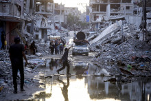 Palestínčania vysídlení v dôsledku izraelskej leteckej a pozemnej ofenzívy v Pásme Gazy kráčajú v južnej štvrti mesta Chán Júnis v Pásme Gazy. FOTO: TASR/AP