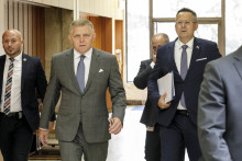 Na snímke v popredí zľava predseda vlády Robert Fico a minister financií Ladislav Kamenický.

FOTO: TASR/D. Veselský