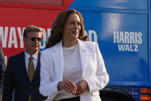 Demokratická prezidentská nominantka Kamala Harrisová reaguje pred autobusom kampane v Savannah. FOTO: Reuters