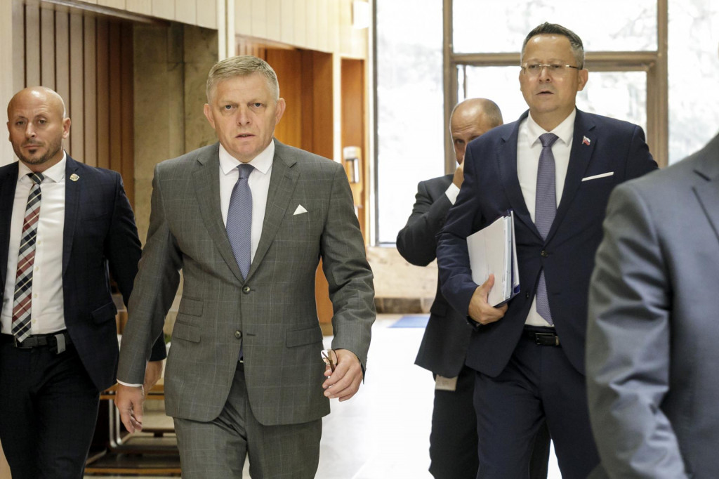 Na snímke v popredí zľava predseda vlády Robert Fico a minister financií Ladislav Kamenický.

FOTO: TASR/D. Veselský