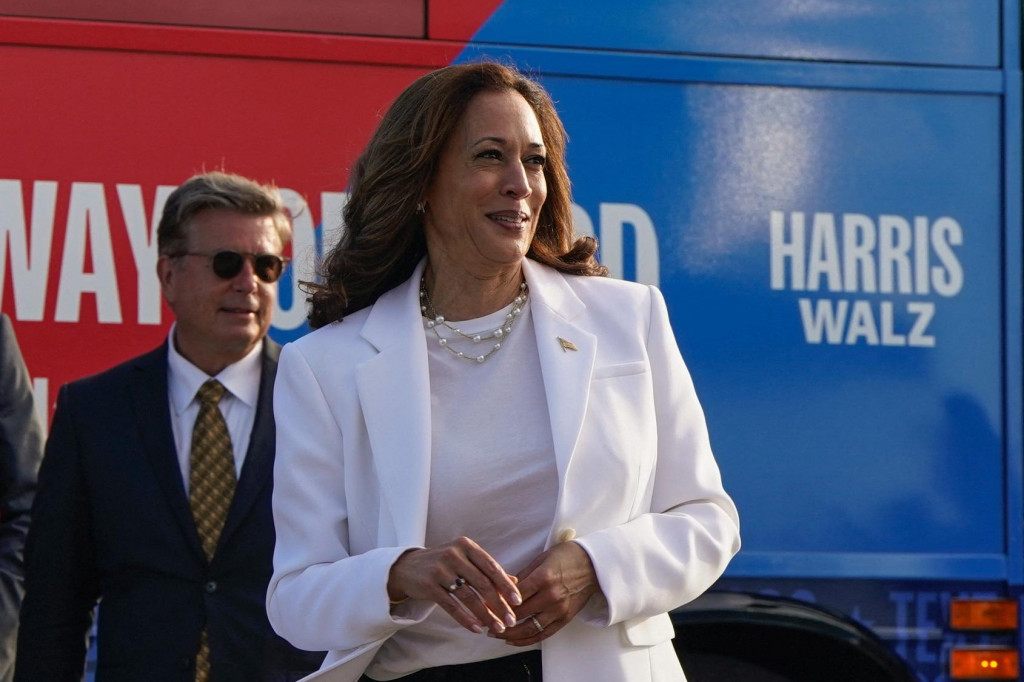 Demokratická prezidentská nominantka Kamala Harrisová reaguje pred autobusom kampane v Savannah. FOTO: Reuters