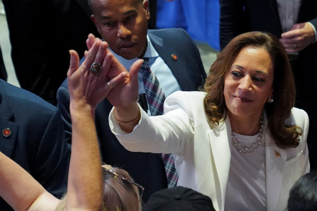 Demokratická prezidentská nominantka a viceprezidentka USA Kamala Harrisová víta účastníka počas predvolebného zhromaždenia v Savannah, Georgia. FOTO: Reuters